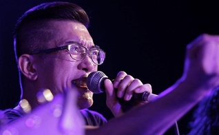 A banda agora usa a música para compartilhar o amor de Jesus com os jovens fãs do rock chinês. (Foto: Reprodução).