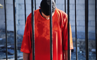 O piloto jordaniano Maaz al-Kassasbeh foi queimado vivo pelo Estado Islâmico em 2015. (Foto: Reprodução)