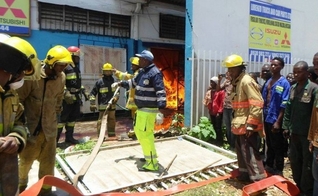 Incêndio devastou a Casa da Bíblia, mantida pela Sociedade Bíblica da Zâmbia, na África. (Foto: Reprodução)