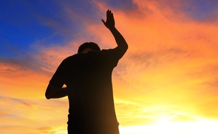 Oração. (Foto: Revista Ei)