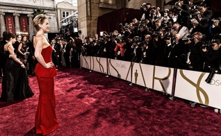 Jennifer Lawrence no tapete vermelho do Oscar 2014. (Foto: Getty)