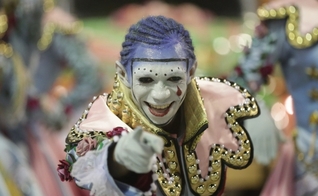 Escola de Samba Estação Primeira de Mangueira homenageou orixás e santos em seu desfile. (Foto: G1)