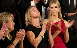 Carryn Owens (centro) havia ganhado uma nova amiga antes que deu marido fosse morto em uma batalha militar. (Foto: Reuters).