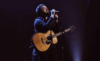 Esta é a primeira vez que Cody Carnes lança um single por uma gravadora que abraça inúmeros outros cantores. (Foto: divulgação).