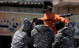 Terroristas dos Estado Islâmico crucificam homem em praça pública. (Foto: Reuters)