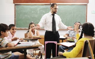 Professor e alunos. (Foto: ExpertBeacon)