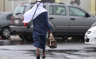Homem andando em Dubai, nos Emirados Árabes Unidos. (Foto: Associated Press Photo)