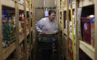 Vicki Seagel, de 61 anos, trabalha diariamente para garantir alimento às famílias. (Foto: Isaac Smith/The Southern)