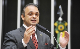 Roberto de Lucena é deputado federal pelo PV - SP e tem combatido a legalização das drogas no Brasil. (Foto: Divulgação)