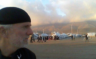 Pastor William Devlin (à esquerda) em visita a um campo de refugiados no Iraque. (Foto: Arquivo Pessoal)