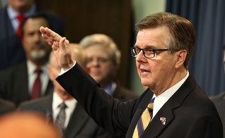 Dan Patrick é o atual governador do Texas. (Foto: The Daily Texan)