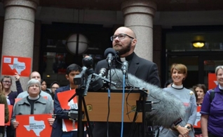 Pastor S. David Wynn participa de manifestação LGBT, no Texas. (Foto: Facebook/Agape MCC)