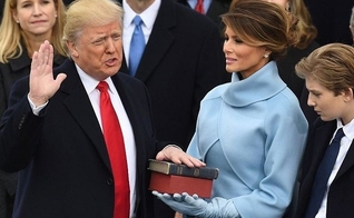 Donald Trump faz juramento sobre Bíblia em sua posse presidencial. (Foto: BreitBart)