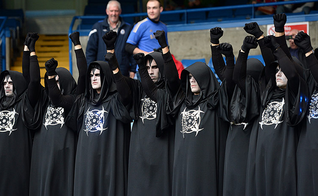 Satanistas participam de evento esportivo nos EUA. (Foto: NaijaGists)