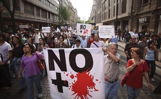 Cidadãos protestam contra a violência gerada pelo narcotráfico, no México. (Foto: aviagens)