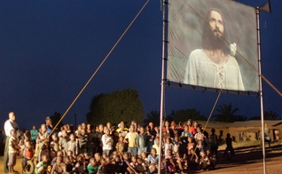 Exibição do filme 'Jesus' sendo realizada em comunidade. (Foto: Jesus Film Project)