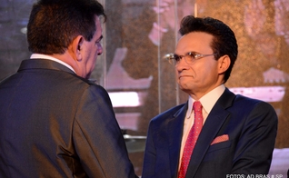 Pastor Jabes Alencar (esquerda) transfere a liderança da AD Bom Retiro para o pastor Samuel Ferreira. (Foto: Getúlio Camargo)