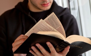 Imagem ilustrativa. Jovem em leitura da Bíblia Sagrada. (Foto: Reprodução)