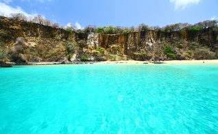 Praia do Sancho, em Fernando de Noronha, está entre uma das mais visitadas. (Foto: Wikimedia Commons)