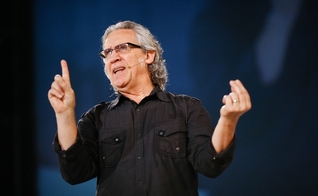 O pastor explicou que a relação de duas pessoas do mesmo sexo foge do padrão divino. (Foto: Reprodução).