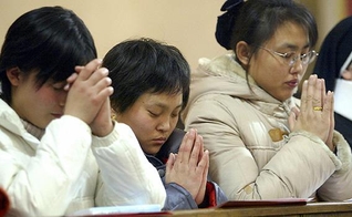 Mulheres orando na China. (Foto: International Review)