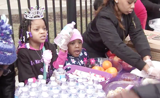 Com a ajuda da igreja e da família, Armani Crews distribuiu alimentos no dia de seu aniversário. (Foto: Reprodução/Fox 32 Chicago)