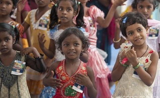 Crianças frequentam a Escola Bíblica de Férias, no sul da Ásia. (Foto: Gospel For Asia)