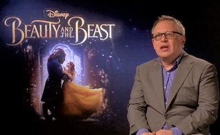 Bill Condon dando uma entrevista sobre seu novo filme "A Bela e a Fera". (Imagem: Youtube)