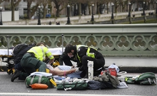 Paramédicos socorrem vítimas do ataque terrorista, na proximidades do Parlamento Britânico. (Foto: Reuters)