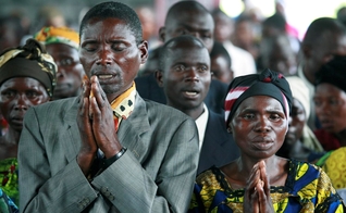 Cristãos participam de culto na República do Congo. (Foto: Christians in Pakistan News)