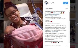 Jewel Smith segura sua filha nos braços e celebra as vitórias da pequena Dakota. (Foto: Instagram)