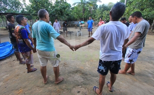 Pastores pregam o Evangelho e fazem orações pelos jovens detentos. (Fotos: Marcio Melo)