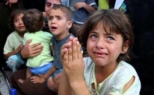 O uso de crianças e adultos civis como escudos humanos tem se tornado uma prática comum do Estado Islâmico em seus combates. (Foto: Islam Media Analysis)