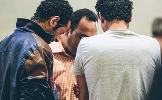 Muçulmanos convertidos oram em igreja na Europa. (Foto: Walid Shoebat)