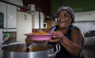 Marlene Garcia atualmente alimenta mais de 230 crianças no projeto Reviver. (Foto: Folha de S. Paulo - Marlene Bergamo)