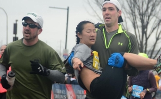 A estudante foi carregada por corredores até a linha de chegada. (Foto: Love Run Philadelphia Half Marathon/Runners World)