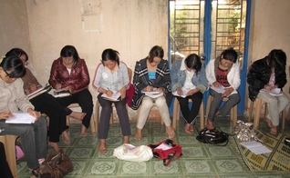 Imagem ilustrativa. Cristãos durante estudo bíblico no Vietnã. (Foto: Portas Abertas)