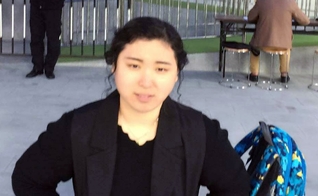 Xu Lei, a esposa de Li Hongmin está sendo forçada a sair de seu apartamento. (Foto: China Aid).