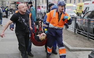 Equipes de resgate carregam vítimas do atentado em São Petersburgo. (Foto: RTE)