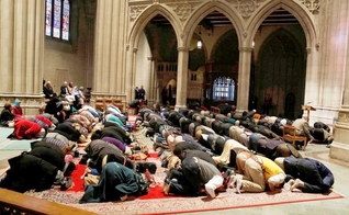 Muçulmanos oram na Catedral Nacional de Washington em uma sexta-feira. (Foto: Reuters/Larry Downing)