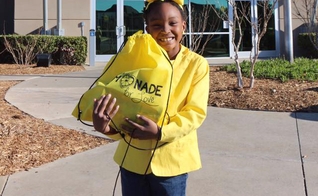 Mais de mil sacos com brinquedos e Bíblias foram distribuídos. (Foto: Reprodução/Facebook/A'Layah's Lemonade for Love)