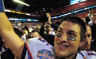 Em 2009, Tim Tebow decidiu jogar pelo seu time de futebol americano com a referência a João 3:16 sob seus olhos. (Foto: CNN)