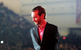 Vujicic é conhecido por sua mensagem inspiradora de como ele superou a depressão e uma vida sem membros. (Foto: Reprodução).