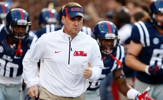 Treinador Hugh Freeze com atletas do time da Universidade do Mississipi. (Foto: SEC Country)