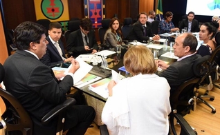 Ministro Mendonça Filho (esquerda) se encontra com ativistas LGBTI. (Foto: Facebook)