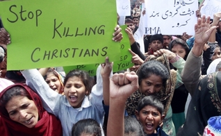 Cristãos paquistaneses protestam contra a intolerância religiosa, após um ataque terrorista suicida em 2015. (Foto: Reuters)