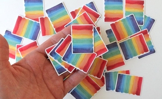 Adesivos com o arco-íris usado pelo movimento LGBT. (Foto: Etsy)