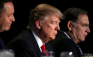 Presidente Donald Trump ora durante evento National Prayer Breakfast, em Washington. (Foto: Reuters/Carlos Barria)