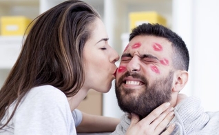 Mulher beijando homem. (Foto: Days Of The Year)