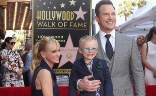 Chris Pratt ao lado da esposa e do filho, na Calçada da Fama, em Hollywood. (Foto: Getty Images)